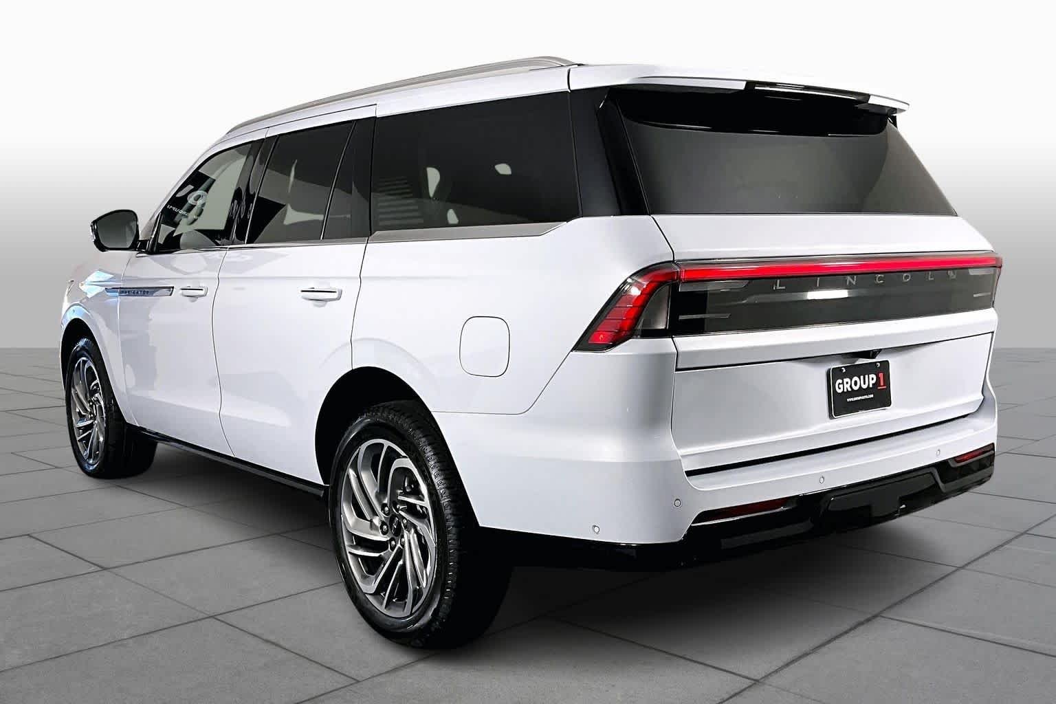Used 2025 Crystal White Metallic Clearcoat Lincoln Reserve image 19