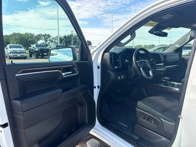 Used 2022 SUMMIT WHITE GMC Elevation image 12