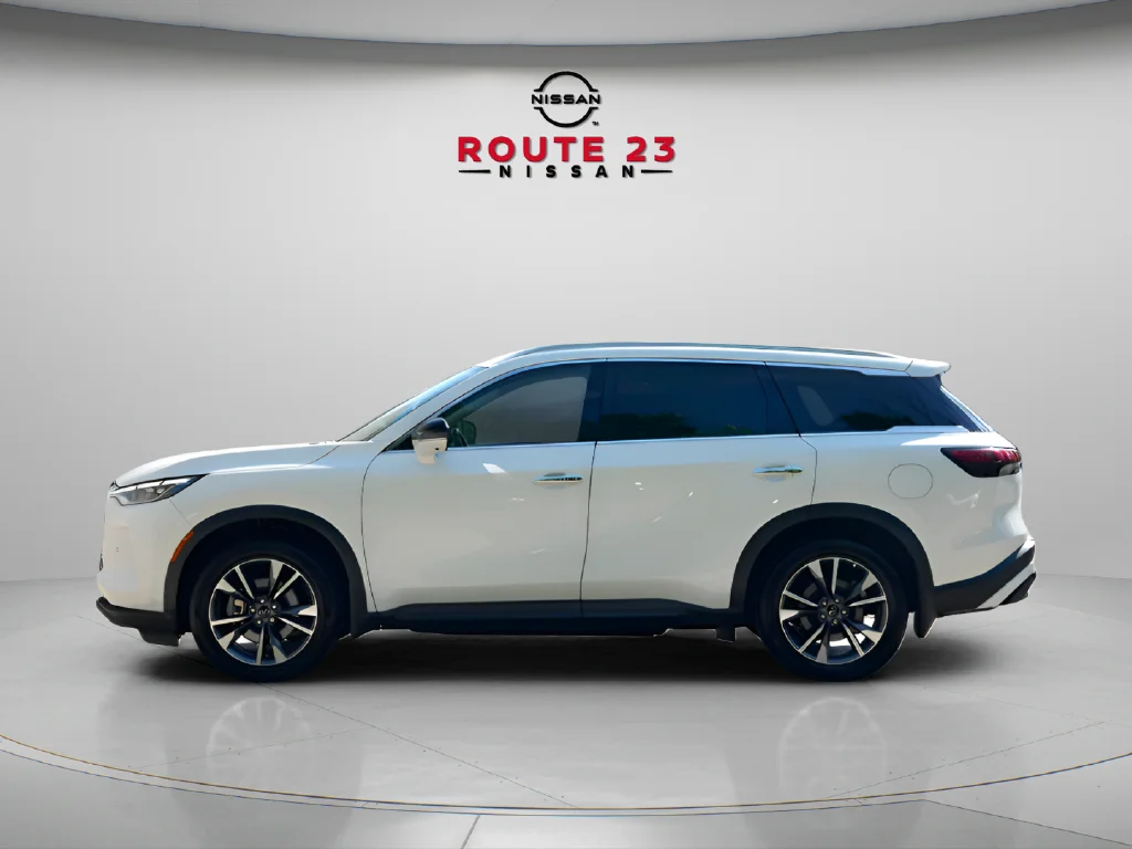 Used 2024 White INFINITI LUXE image 5