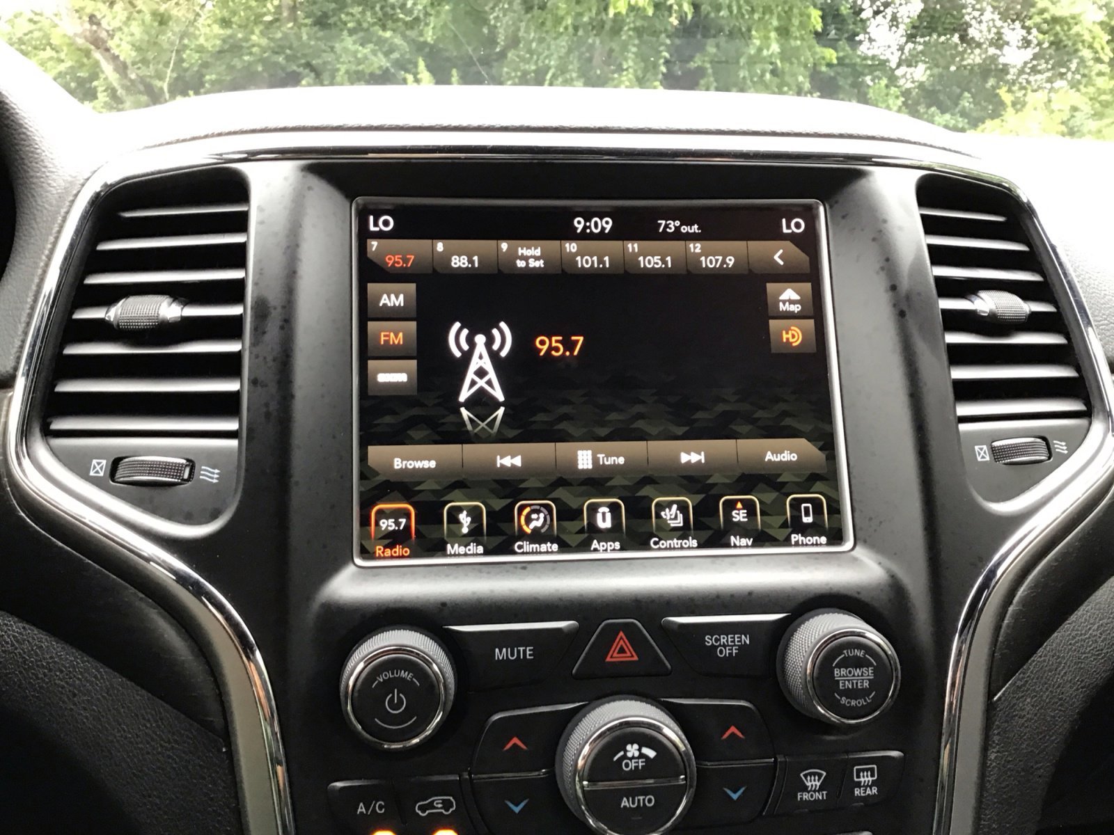 Used 2018 Diamond Black Crystal Pearlcoat Jeep Altitude image 18