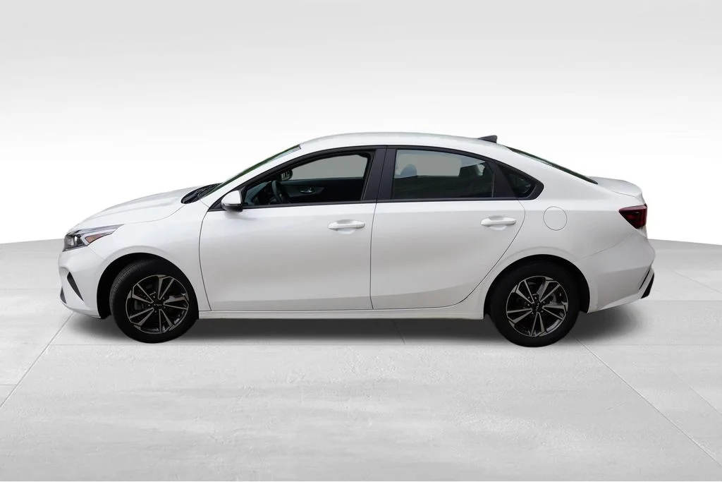 Used 2023 Snow White Pearl Kia LXS image 9