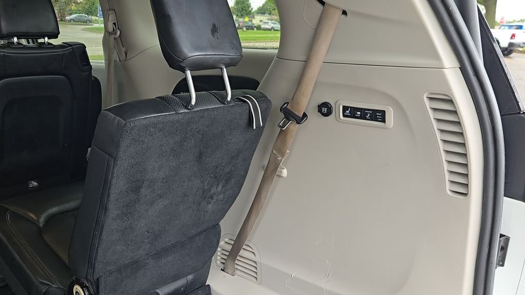 Used 2018 White Chrysler Limited image 27