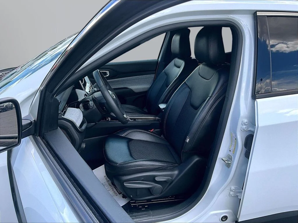 Used 2024 White Jeep Latitude image 19