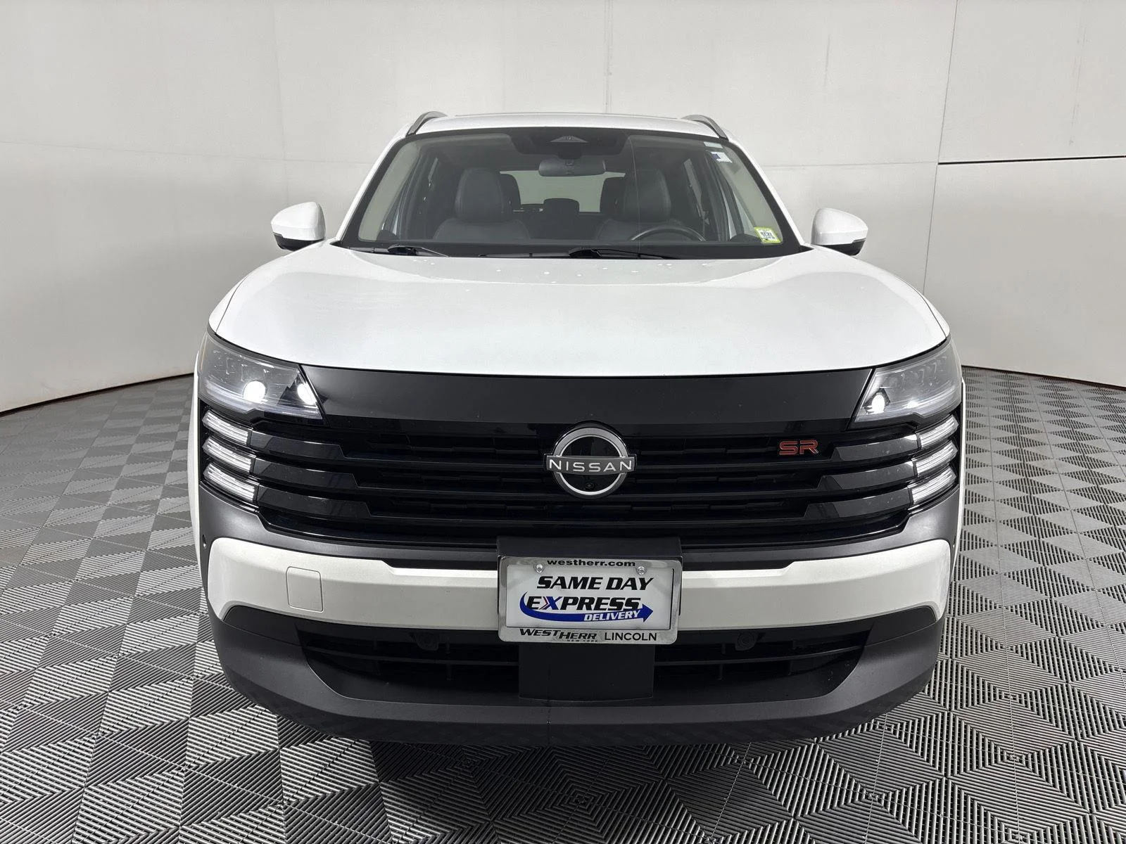 Used 2025 Aspen White Tricoat Nissan SR image 2