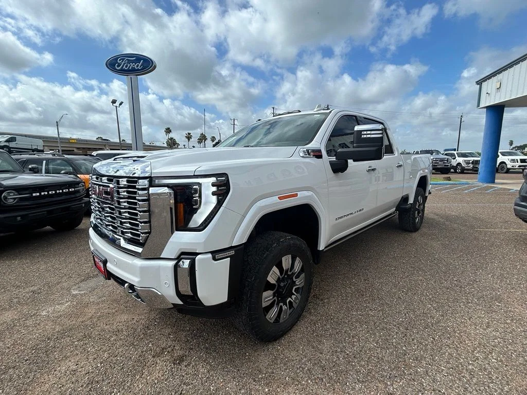 Used 2024 White GMC Denali image 3