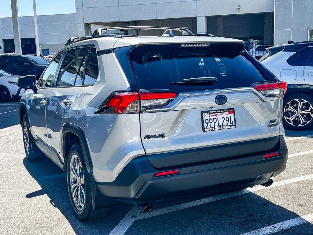 Used 2024 Silver Toyota XLE Premium image 4