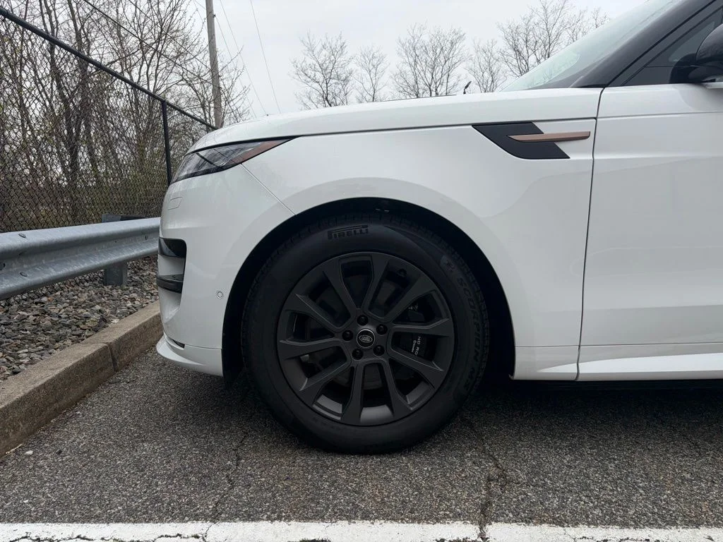New 2025 Fuji White Land Rover Dynamic SE image 9