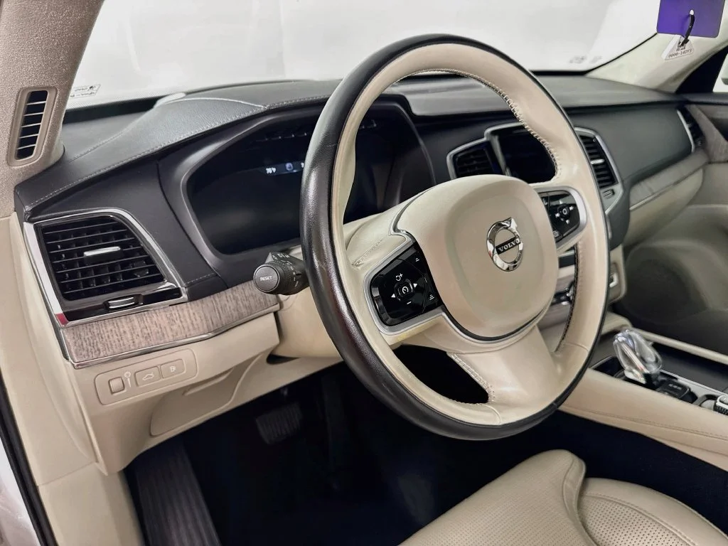 Used 2022 White Volvo T8 Inscription 6 Passenger image 9