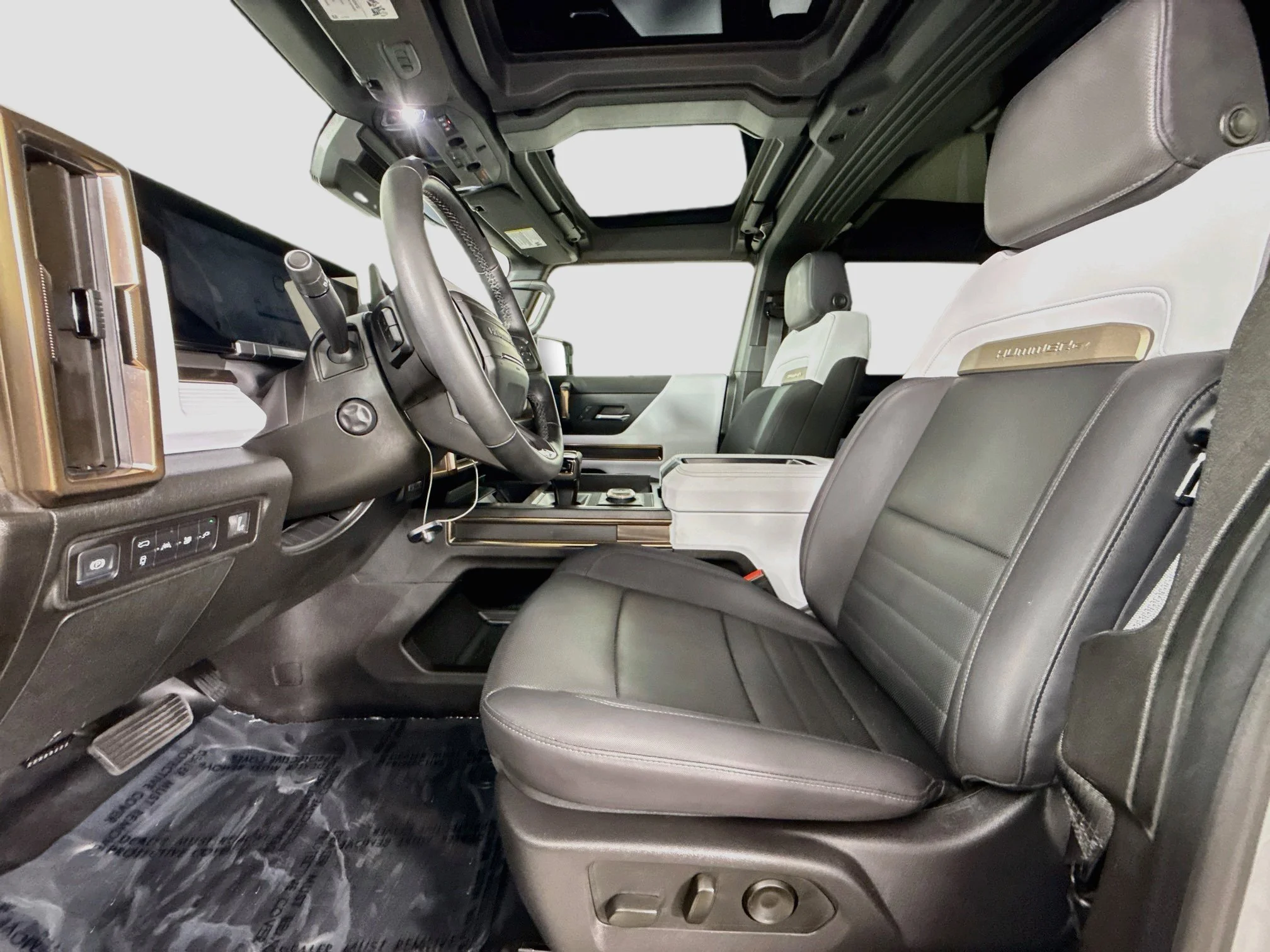 Used 2025 Meteorite Metallic (Grey) GMC 2X image 23