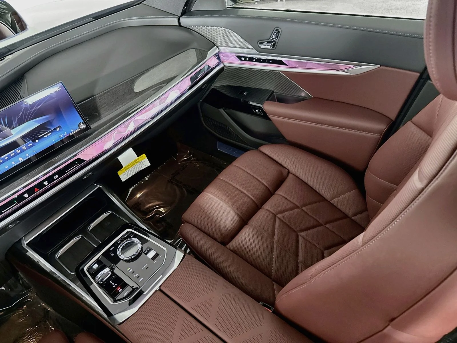 New 2026 Dravit Grey Metallic BMW 750e xDrive image 25