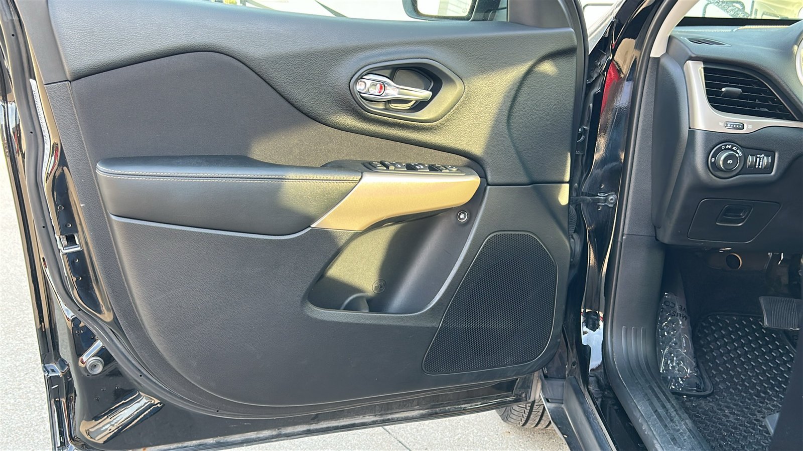 Used 2017 Black Jeep Latitude image 18