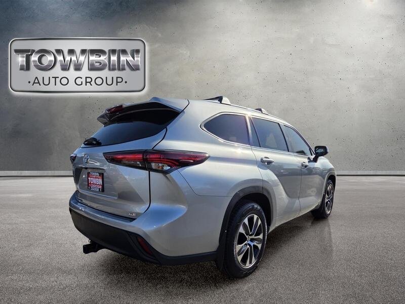 Used 2025 Silver Toyota XLE image 5