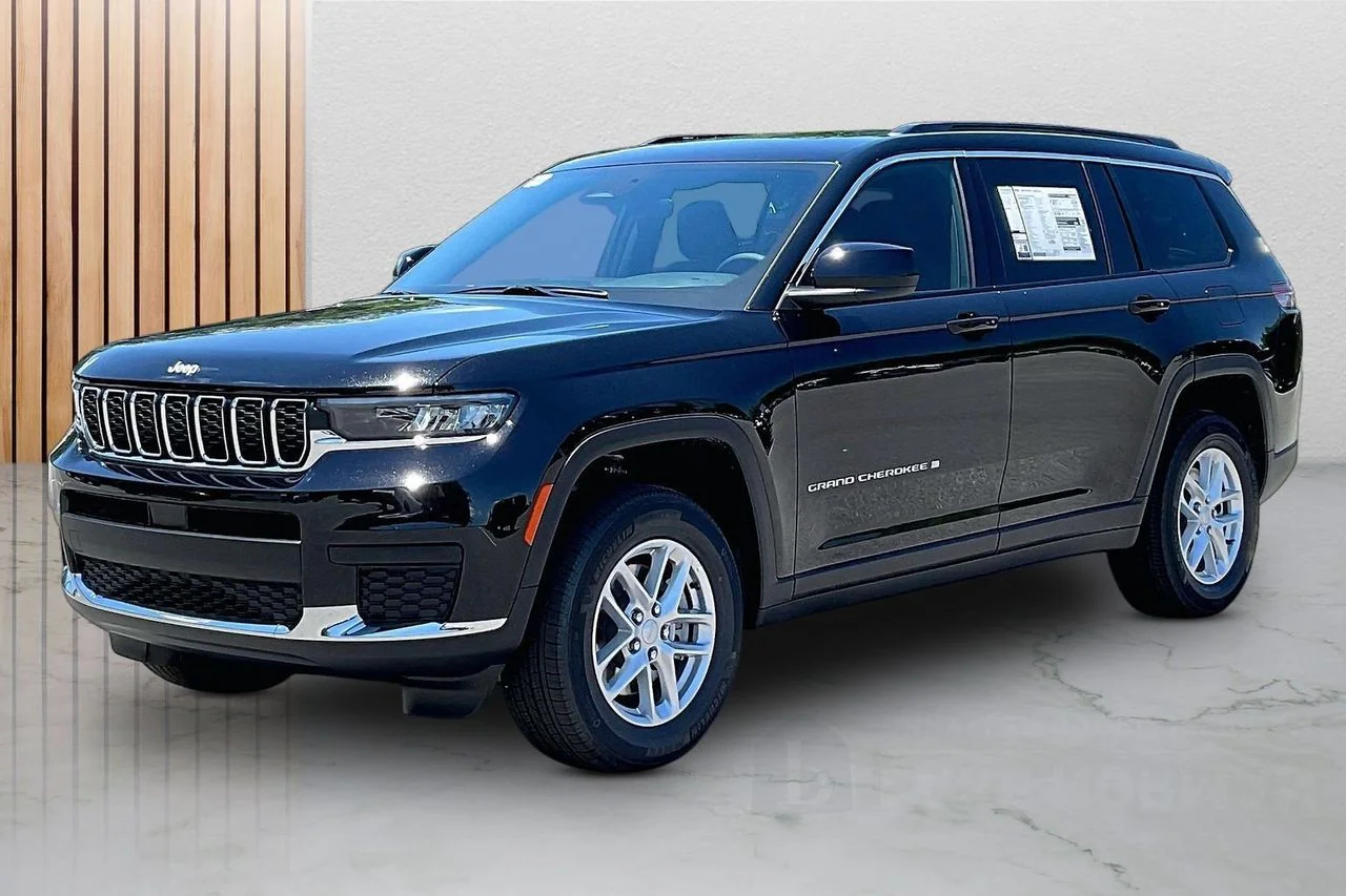 New 2026 Diamond Black Crystal Pearl-Coat Exterior Paint Jeep Laredo image 4