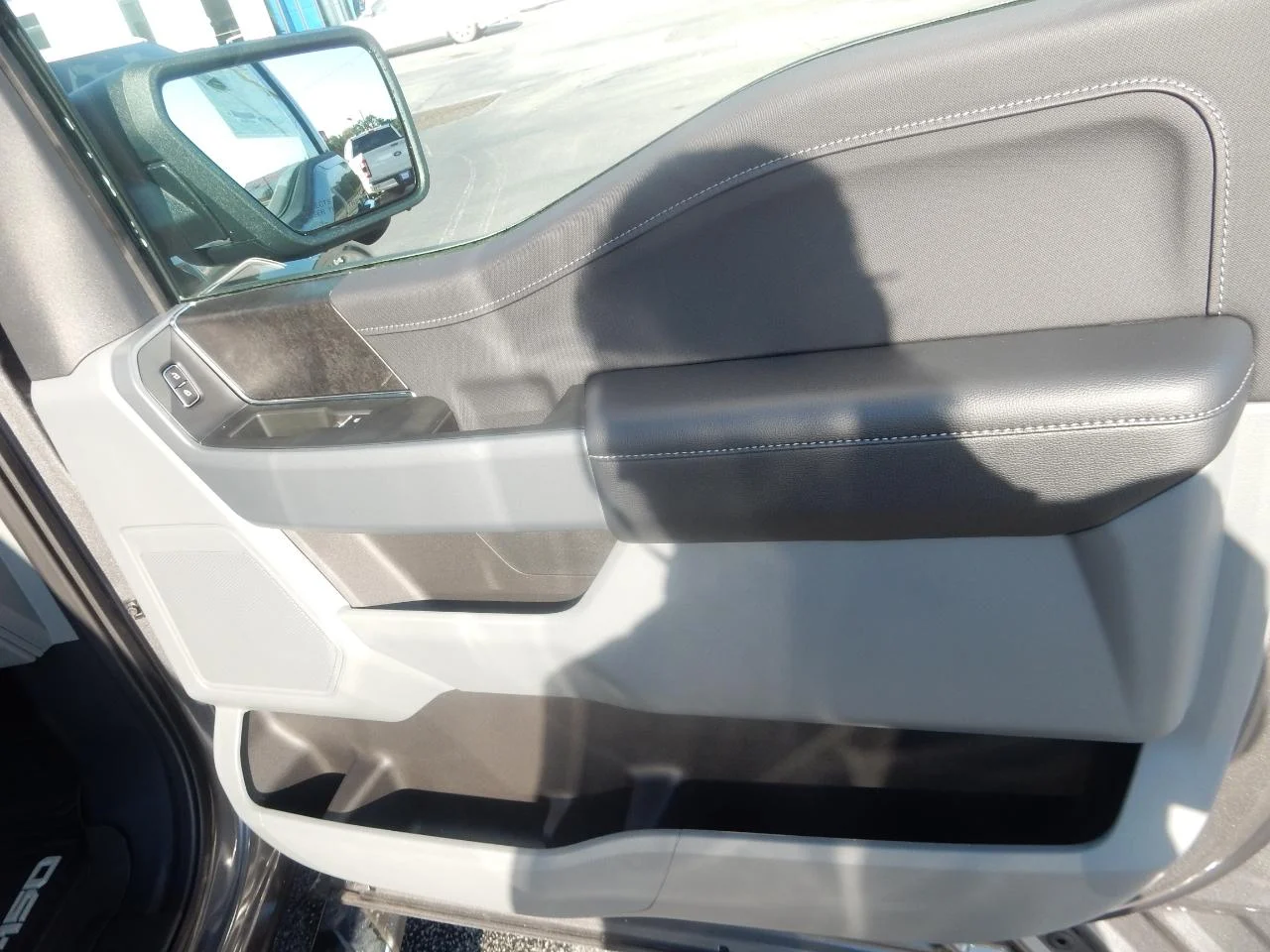 New 2022 Gray Ford XLT 4WD SUPERCREW 5.5 ft BO image 18