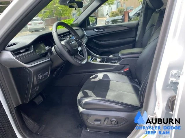 Used 2025 White Jeep Altitude image 31