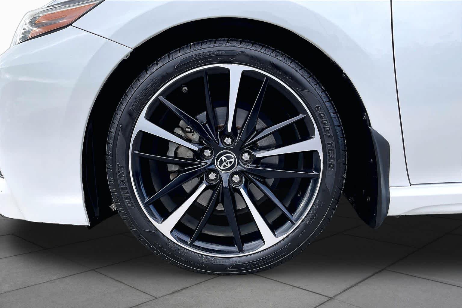 Used 2018 Wind Chill Pearl Toyota XSE V6 image 11