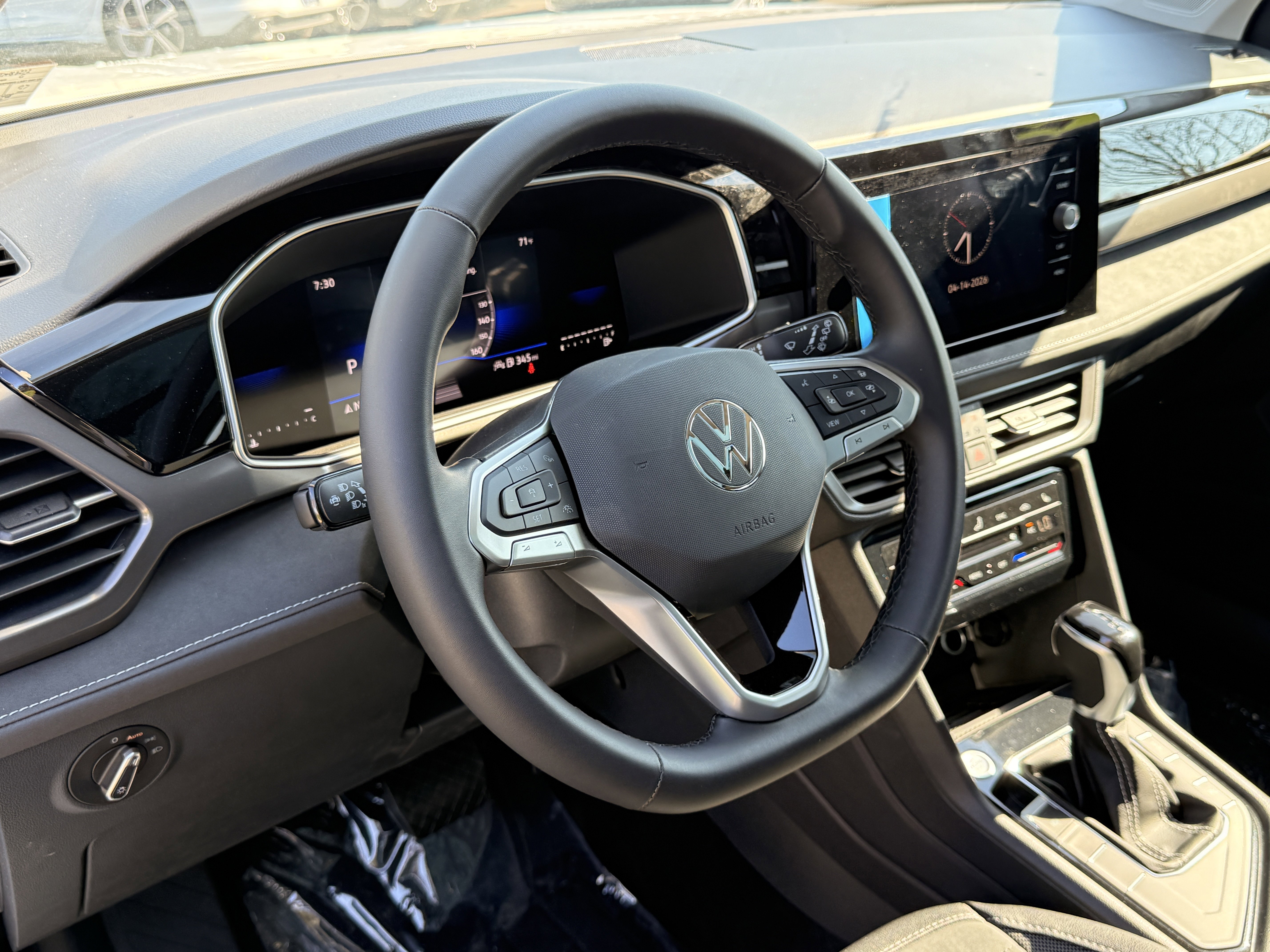 New 2026 Pure White w/Deep Black Roof Volkswagen SE Black image 30
