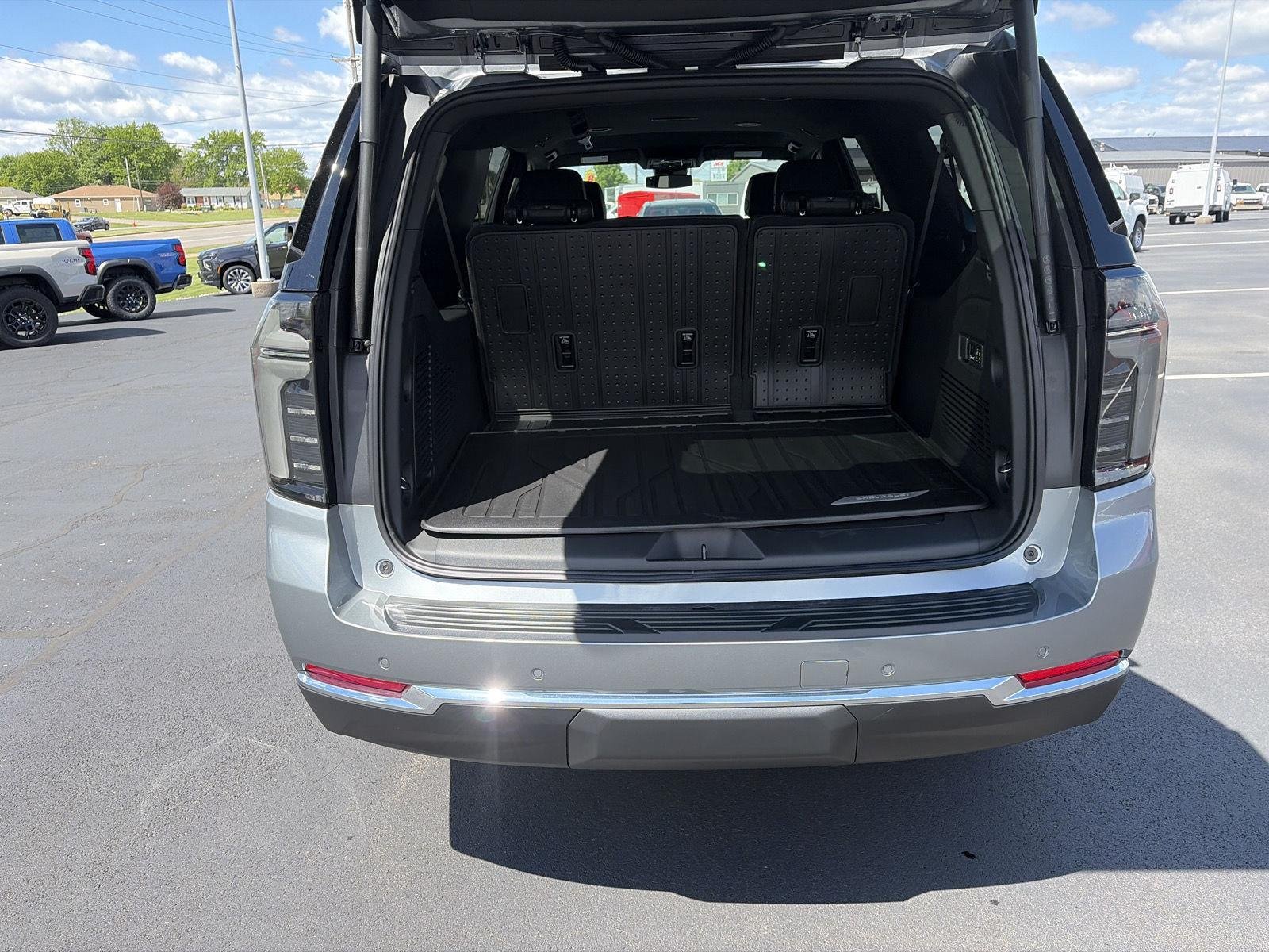 2026 Chevrolet Suburban LT - Photo 6
