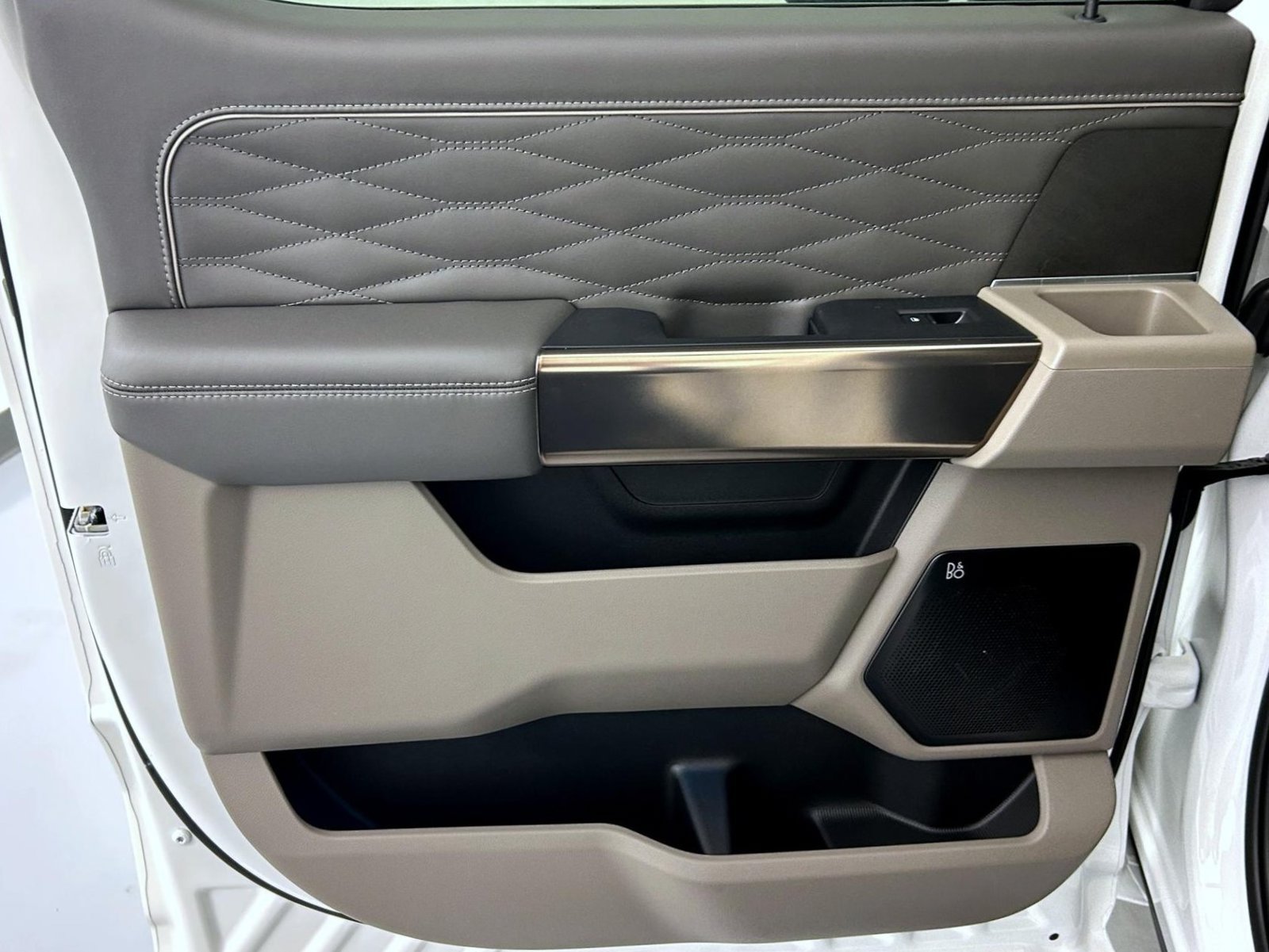 New 2027 Star White Metallic Tri-Coat Ford Platinum image 21