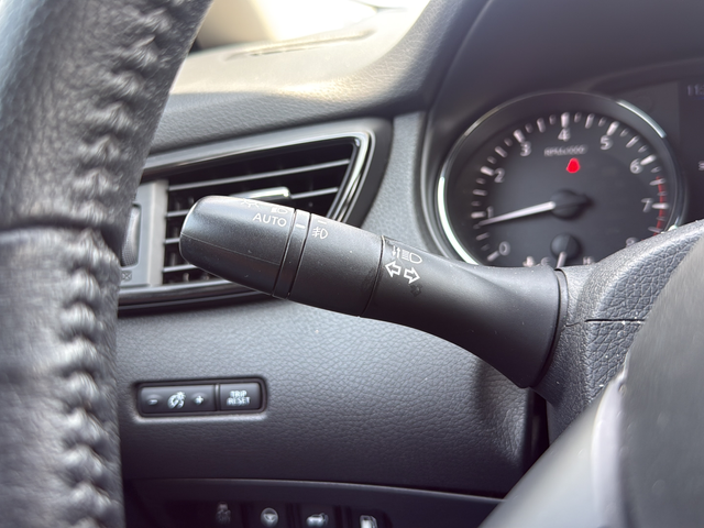 Used 2019 White Nissan SL image 30