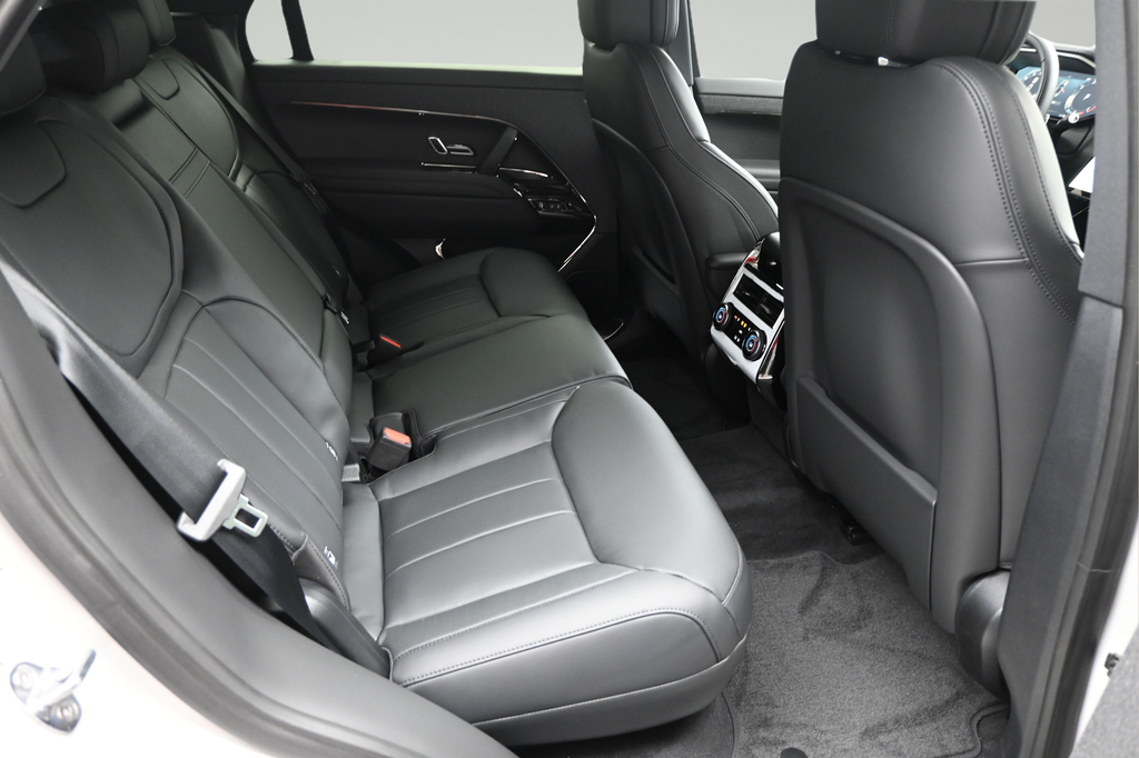 New 2026  Land Rover Dynamic SE image 8