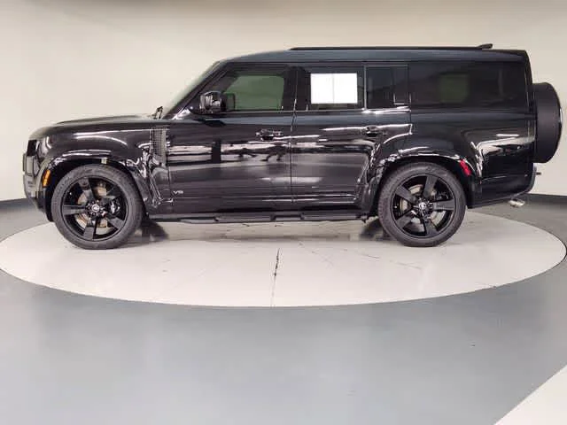 Used 2025 Santorini Black Metallic Land Rover V8 image 5