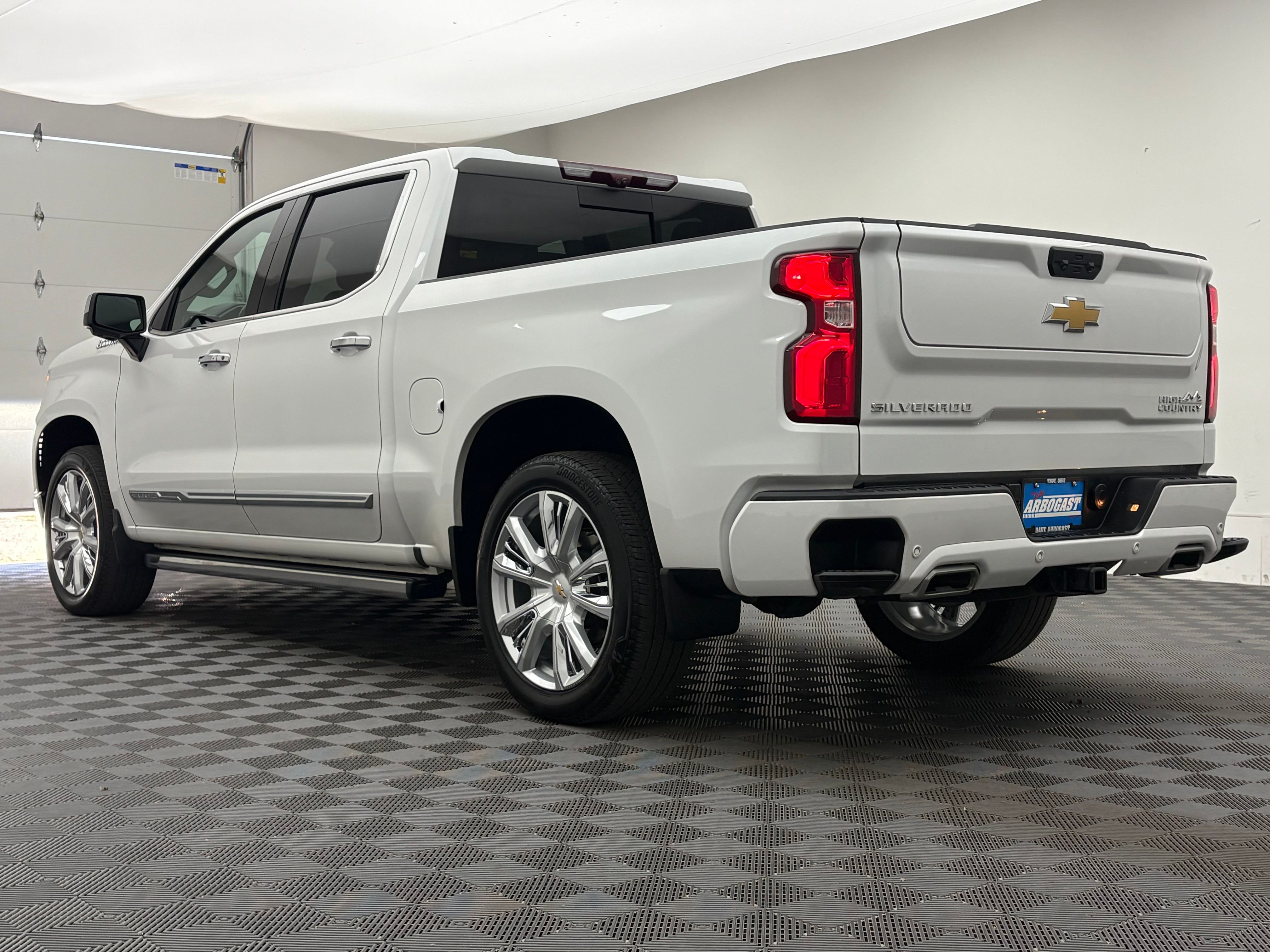 Used 2023 Iridescent Pearl Tricoat Chevrolet High Country image 13