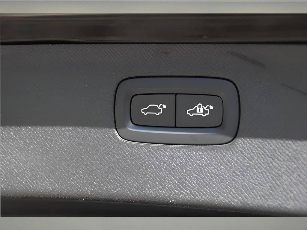 Used 2022 Pine Grey Metallic Volvo Inscription image 26