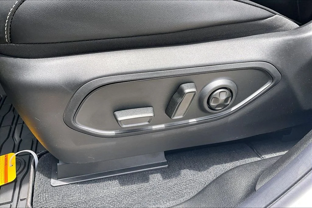 New 2026 Bright White Clear-Coat Exterior Paint Jeep Altitude image 19
