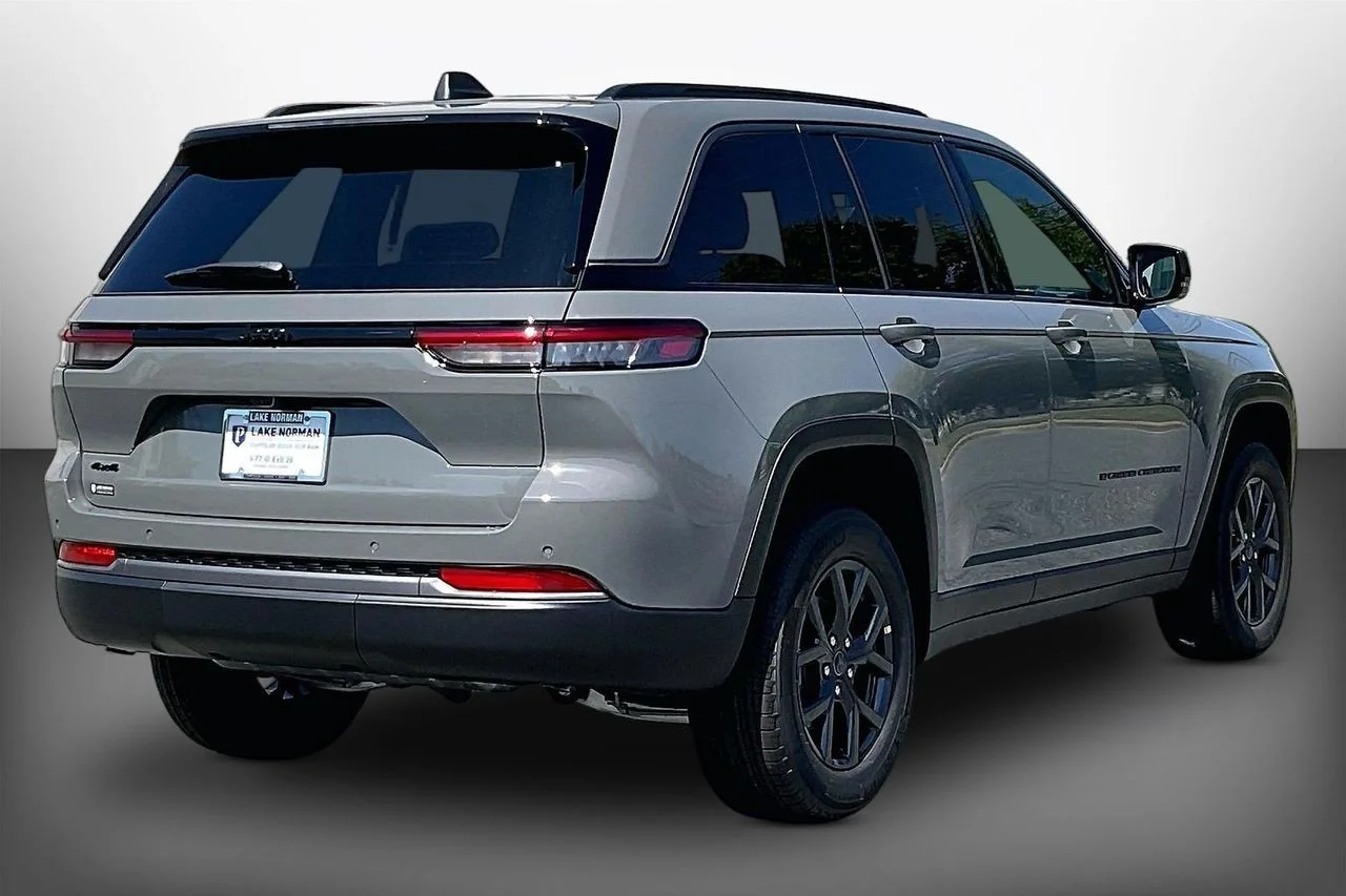 New 2027 Sting-Gray Clear-Coat Paint Jeep Altitude image 8