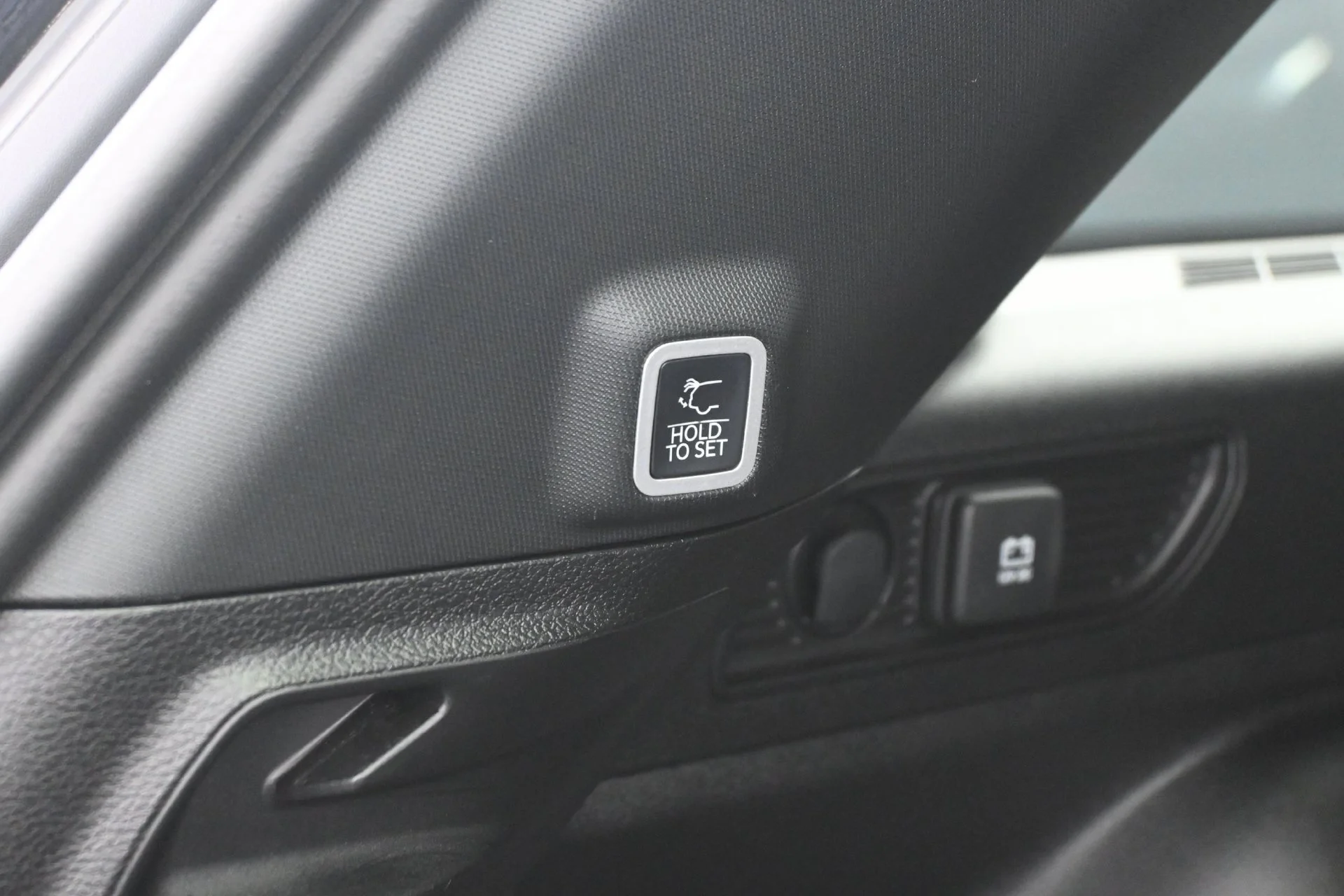 Used 2025 Diamond Black Crystal Pearlcoat Jeep Limited image 20