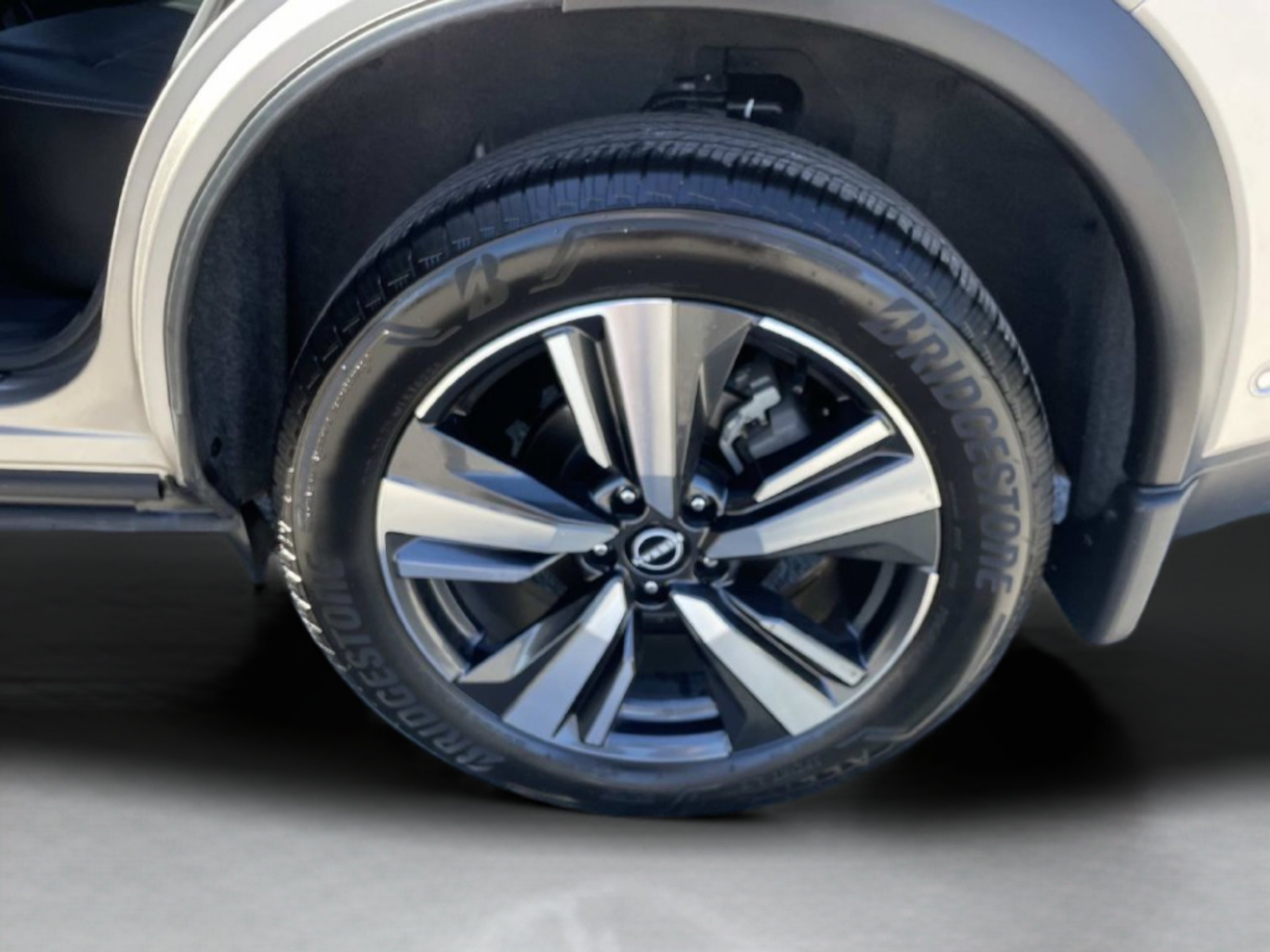 Used 2022 Gold Nissan Platinum image 13