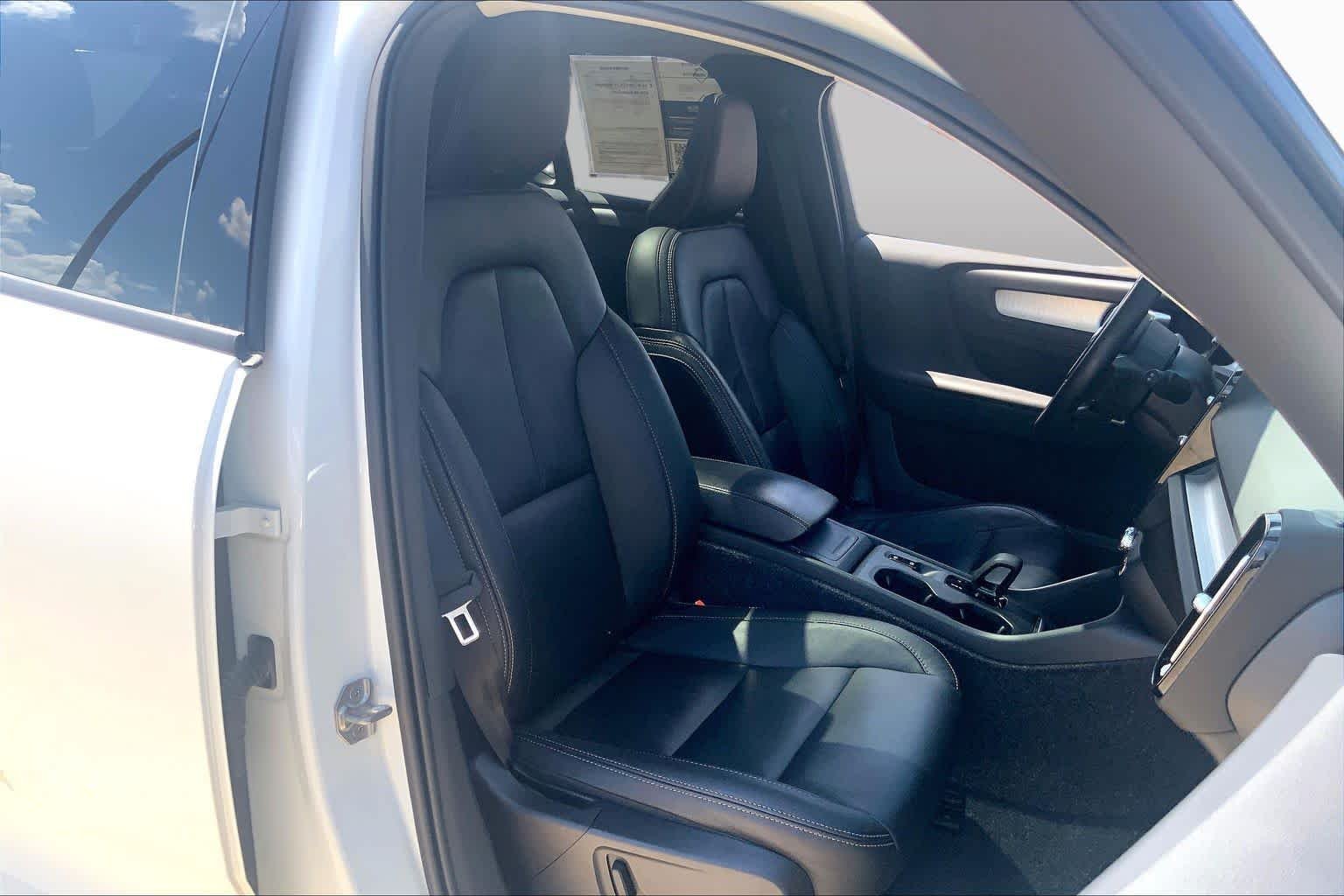 Used 2022 Crystal White Metallic Volvo Momentum image 9