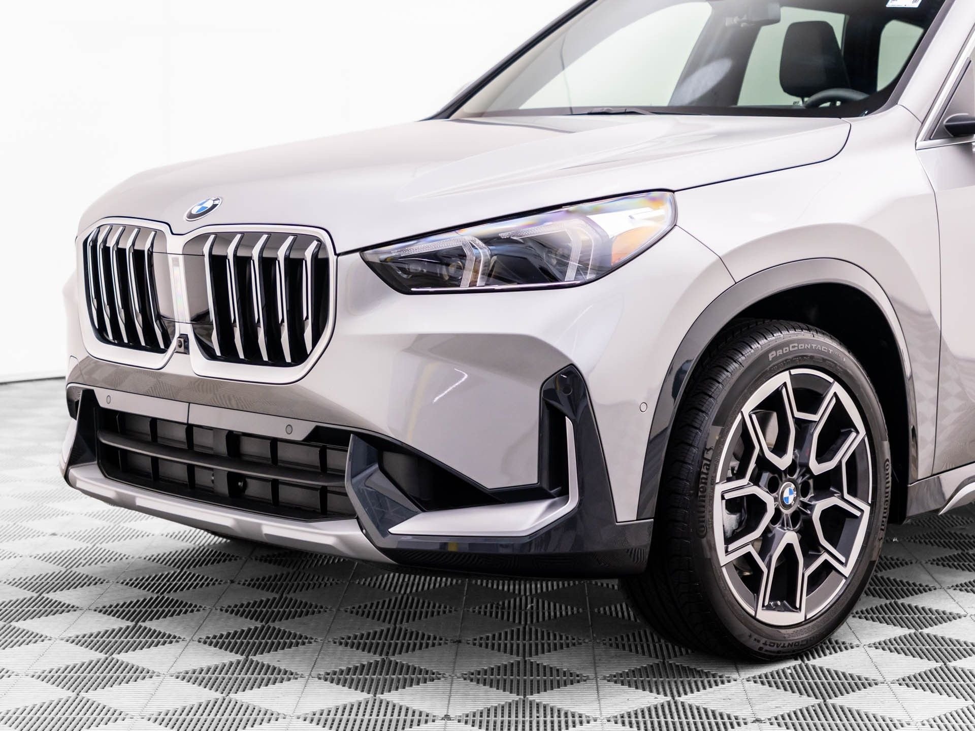 New 2026 Space Silver Metallic BMW xDrive28i image 38