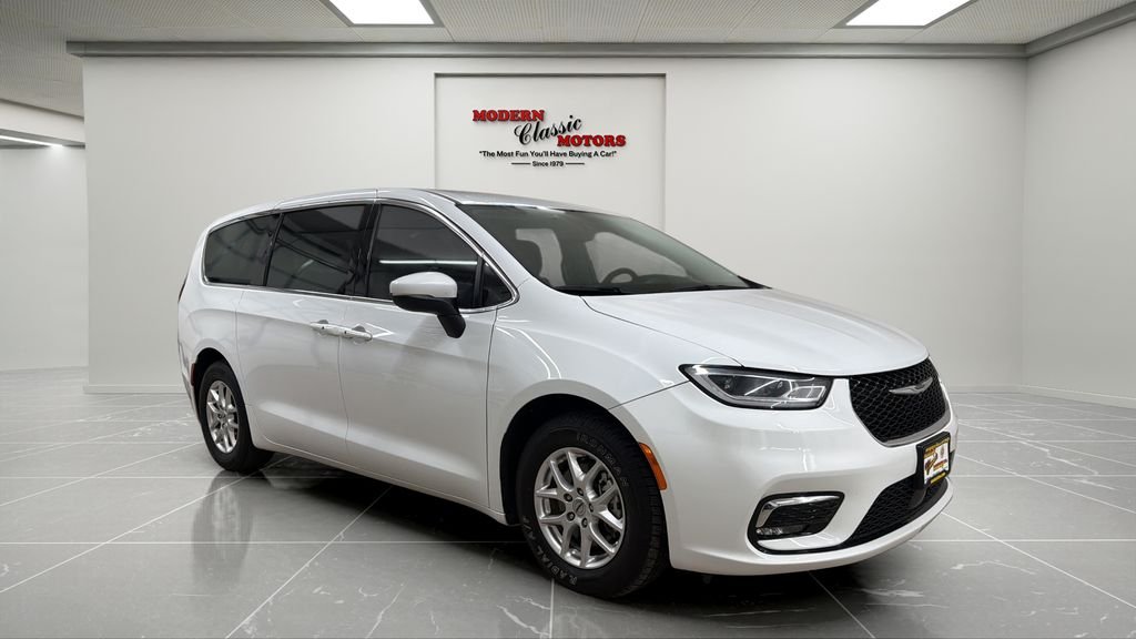 2023 Chrysler Pacifica Touring L's photo