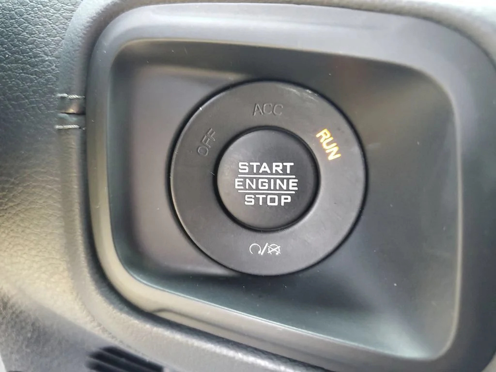Used 2024  Jeep Sahara image 27