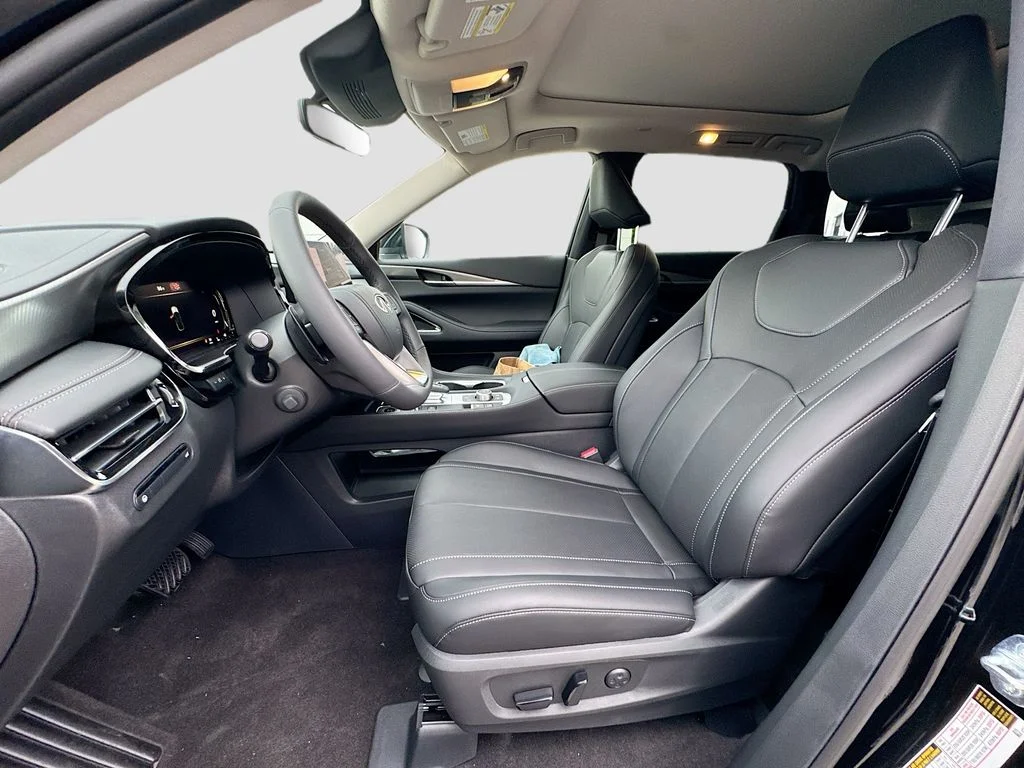 Used 2027 Black INFINITI LUXE image 23