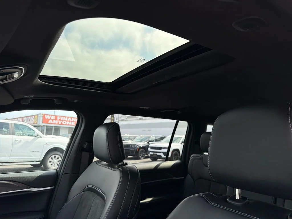 New 2026 Diamond Black Crystal Pearl-Coat Exterior Paint Jeep Altitude image 15