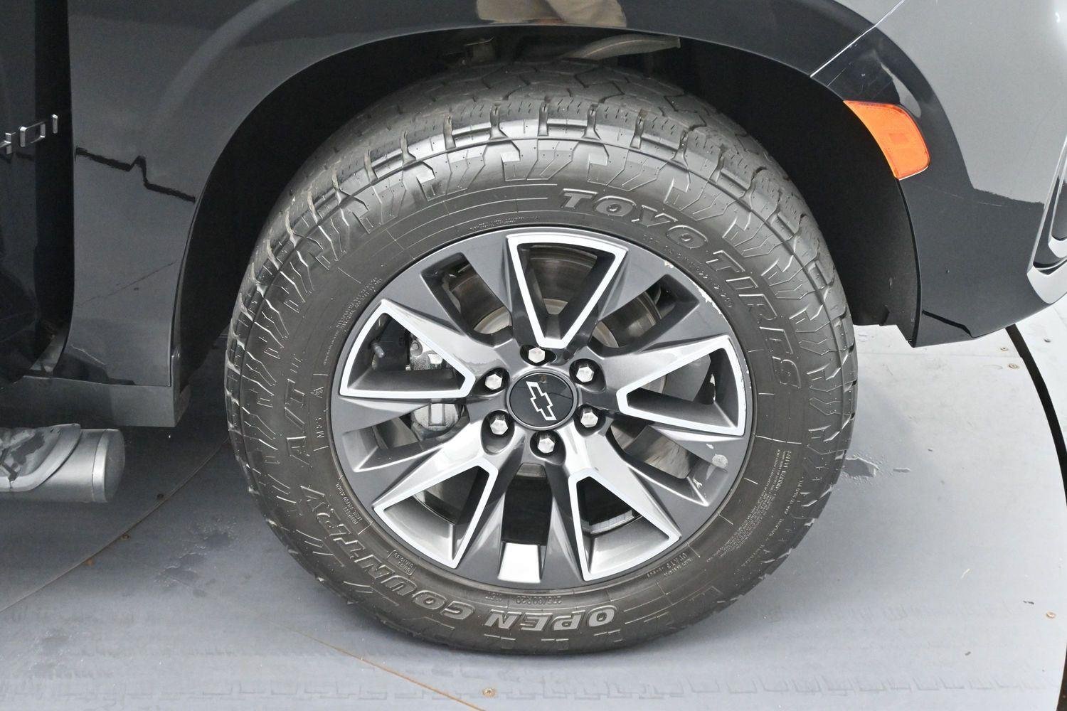 Used 2023 Black Chevrolet Z71 image 36