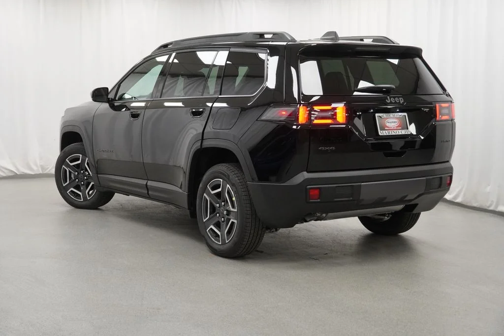 New 2026 Diamond Black Crystal Pearl-Coat Exterior Paint Jeep Limited image 13