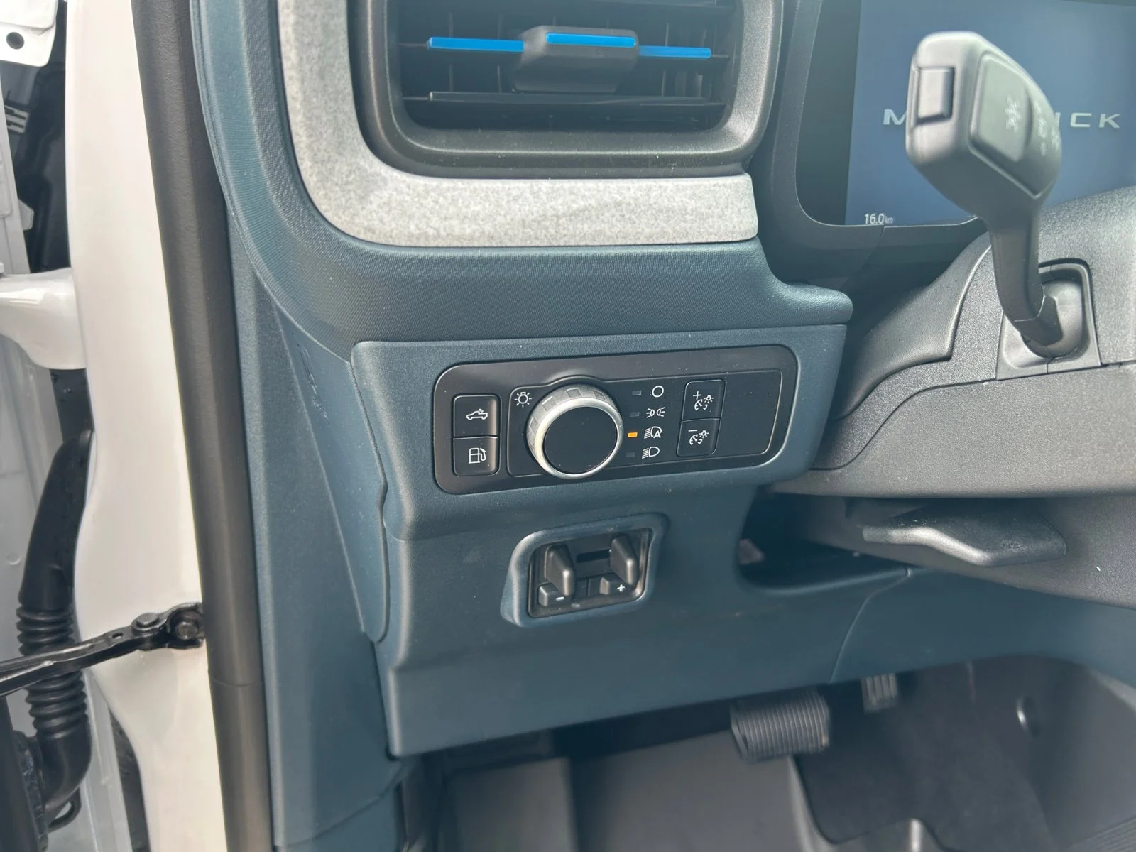 New 2026 Oxford White Ford XLT image 15