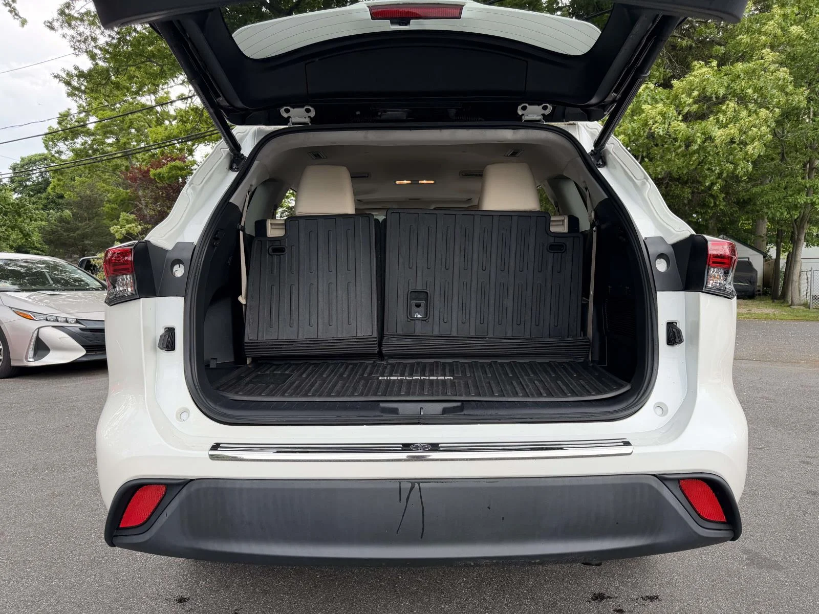 Used 2021 White Toyota XLE image 7