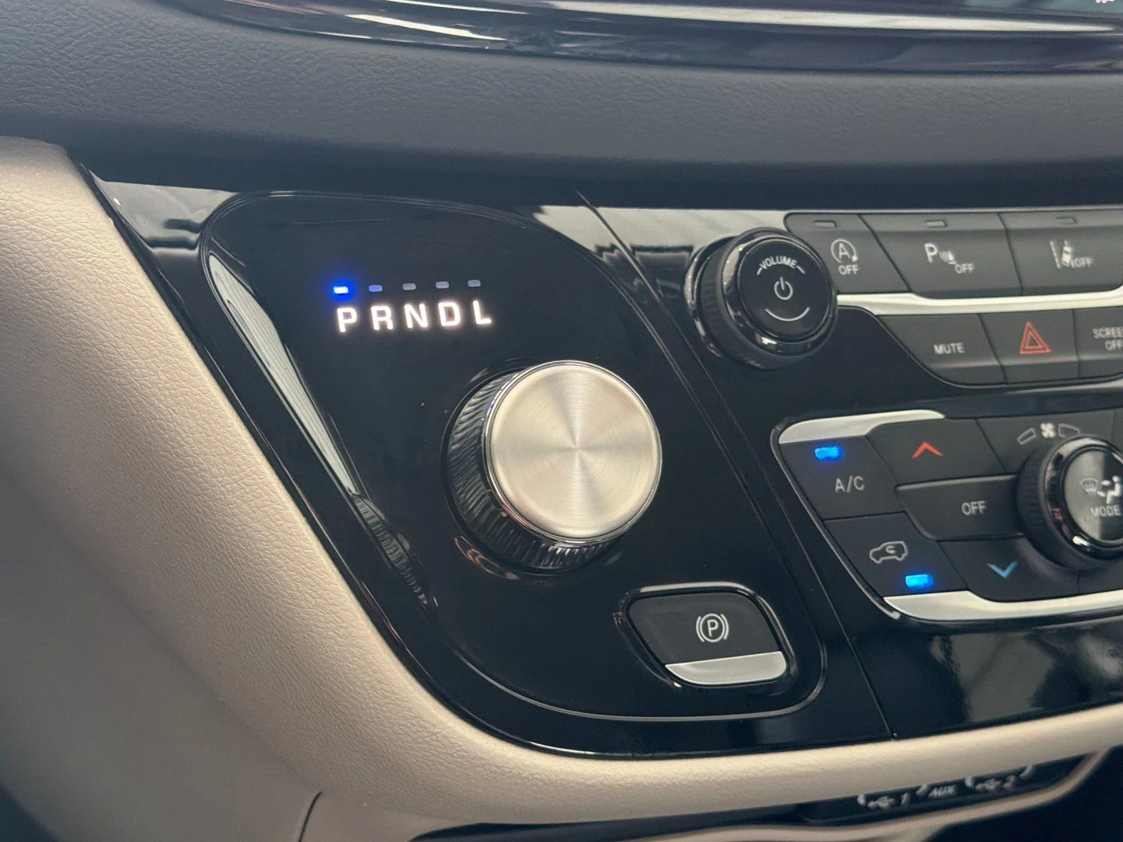 Used 2023 White Chrysler Touring L image 23