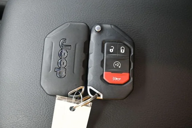Certified Used 2025 Black Clearcoat Jeep Rubicon X image 15