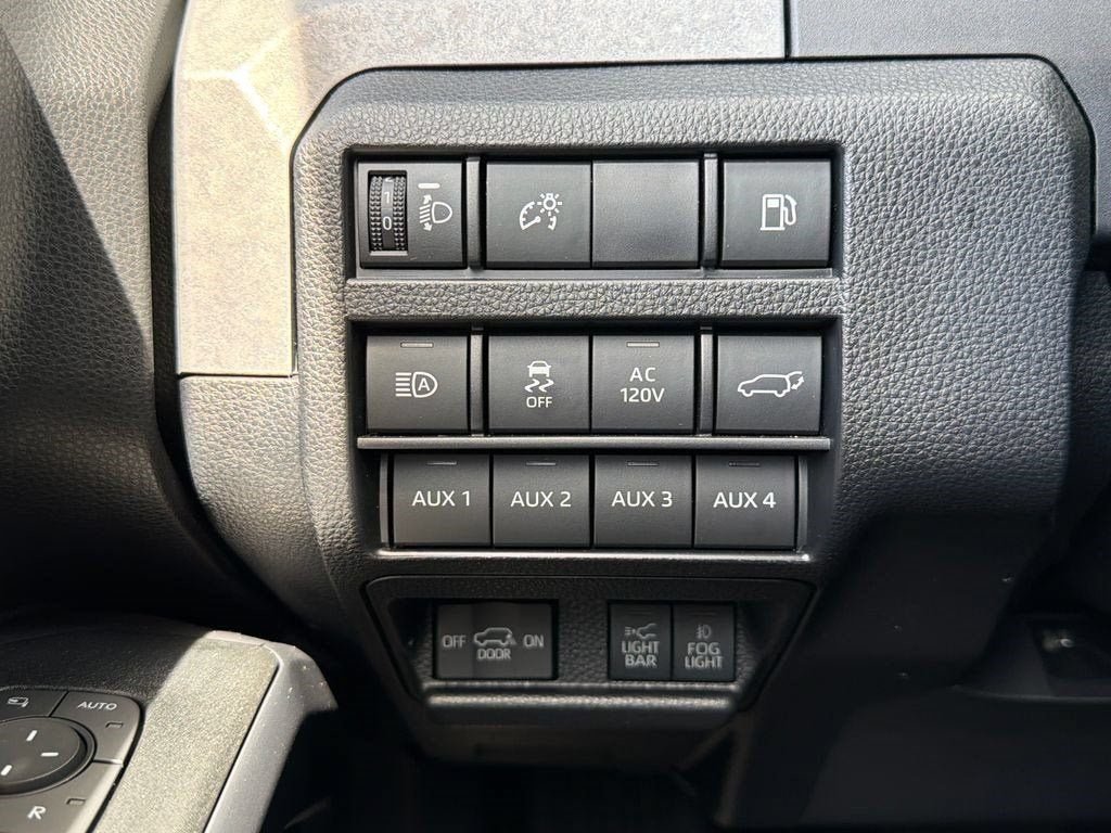 Used 2025 Everest Toyota Hybrid Trailhunter image 19