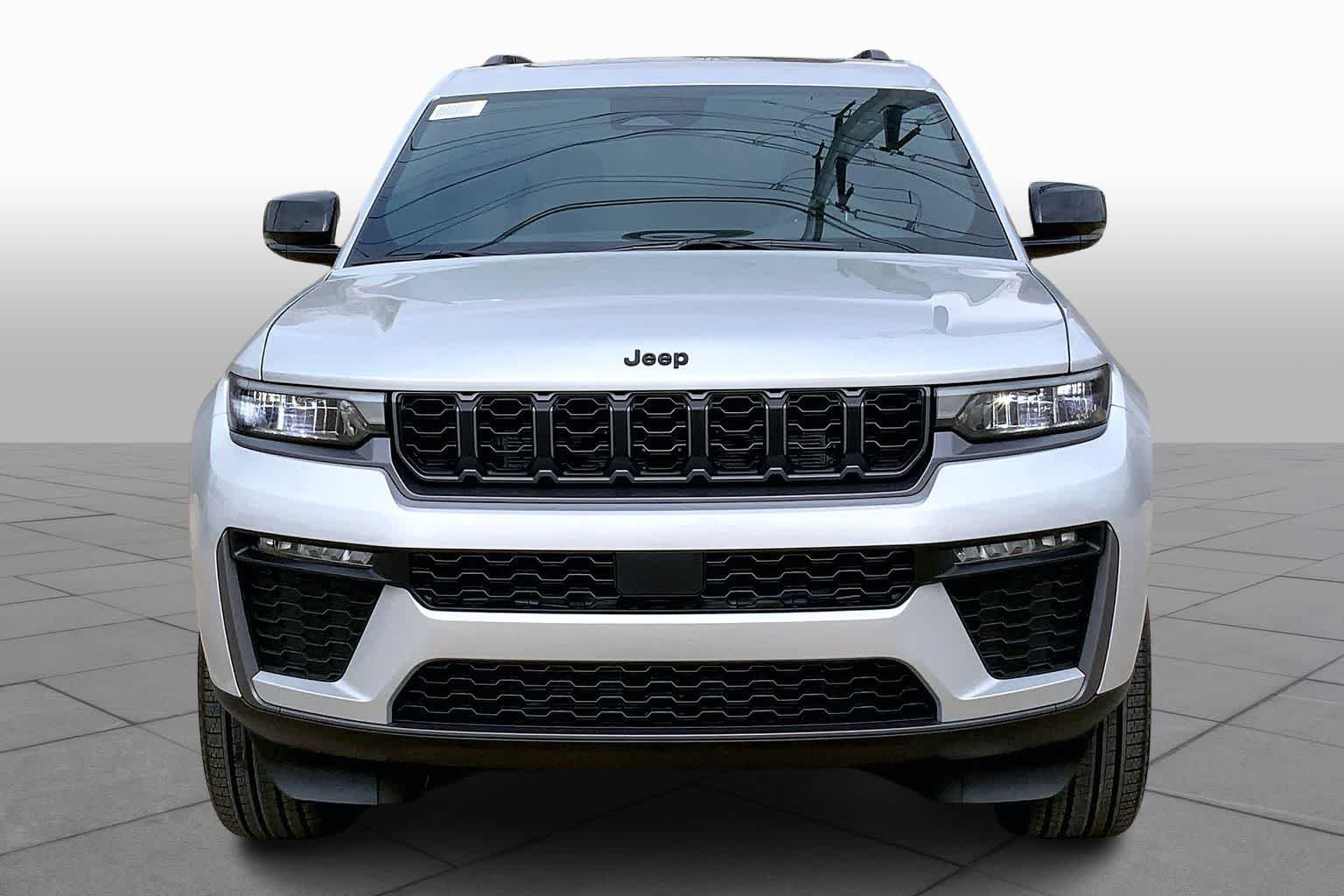 New 2026 Silver Zynith Exterior Paint Jeep Limited image 3