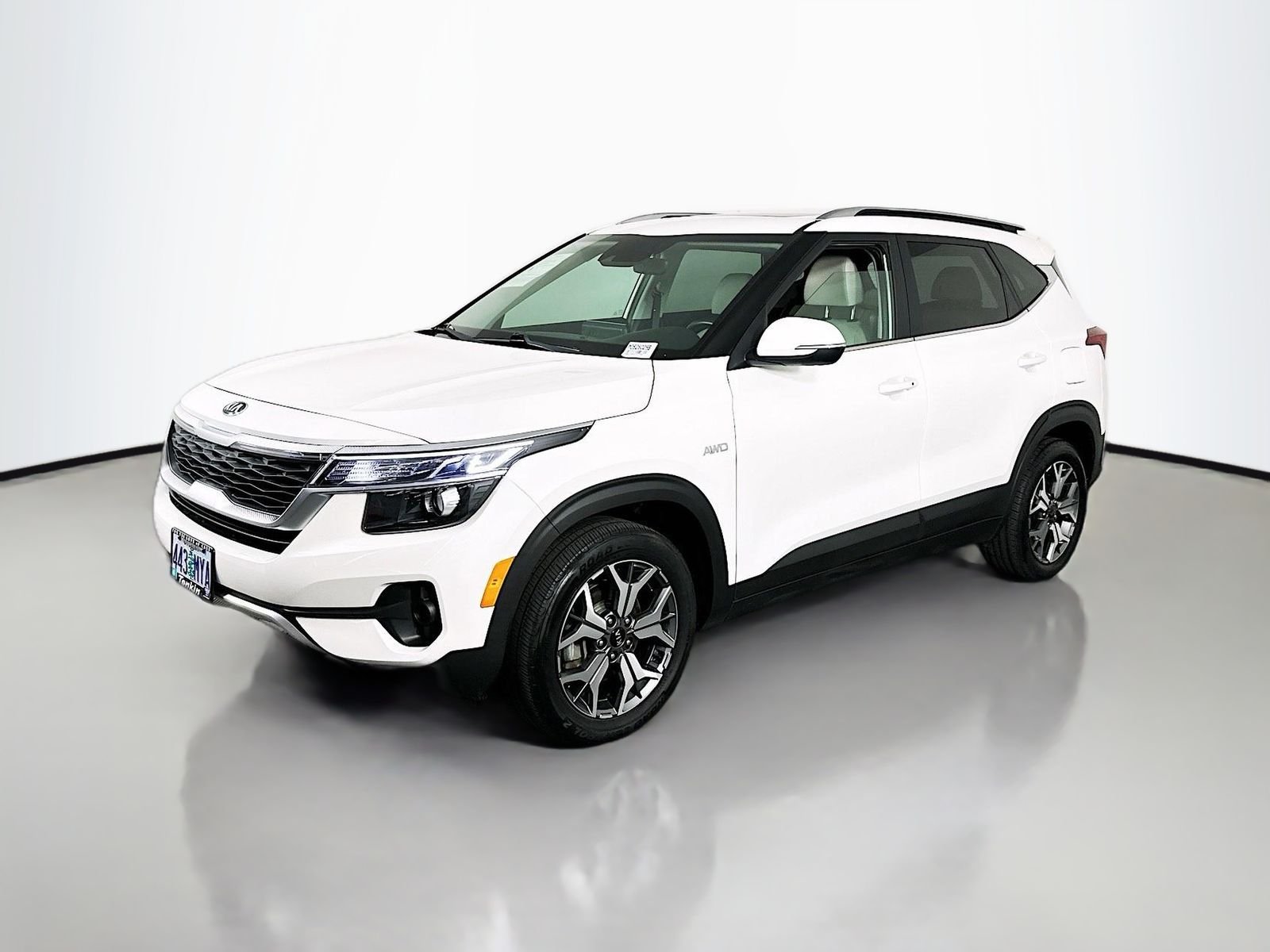 Used 2021 Snow White Pearl Kia EX image 3