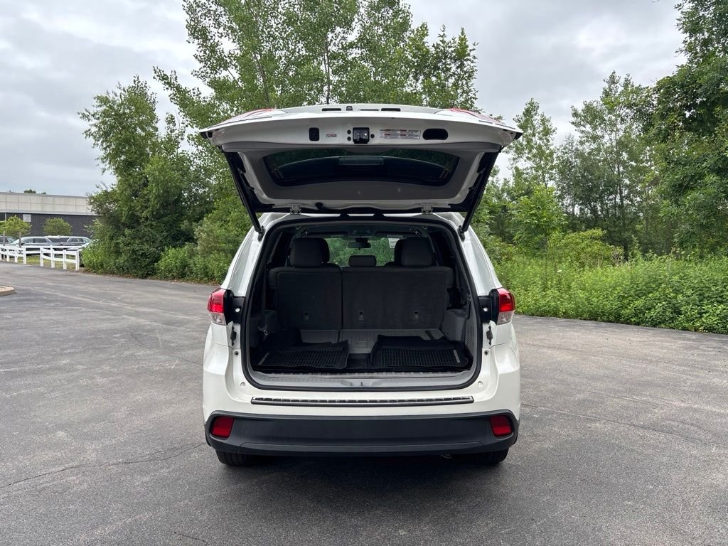 Used 2018 White Toyota LE image 13