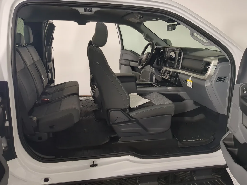 2025 Ford F-350 Super Duty Chassis Cab XLT - Photo 16