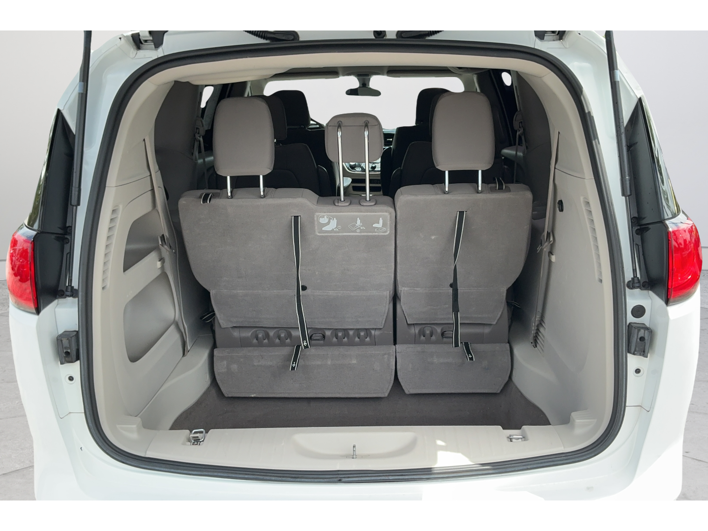 Used 2019 White Chrysler LX image 14